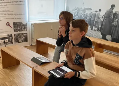 Zwei Jungs mit Tablets