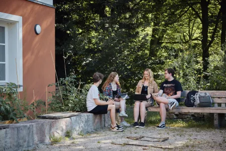 Lernende im Gespräch im Außenbereich