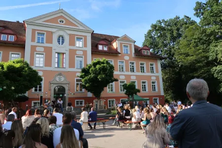 Vor dem Schulhaus