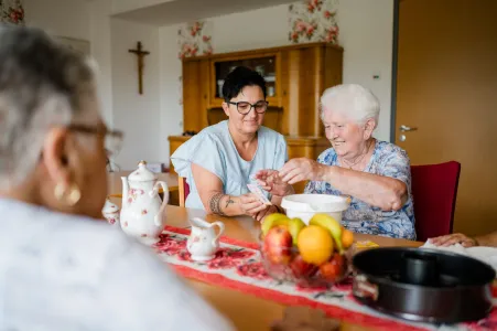 Leipheim - Seniorin mit Pflegfachkraft beim Kochen