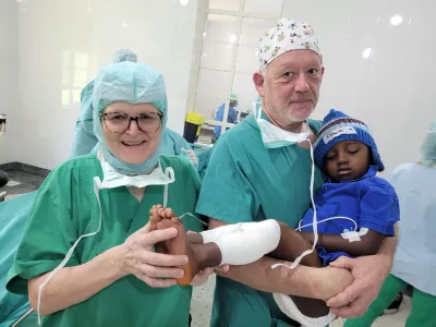 Dr. A. Schraml und G. Wittmann auf dem Weg zum Gipszimmer