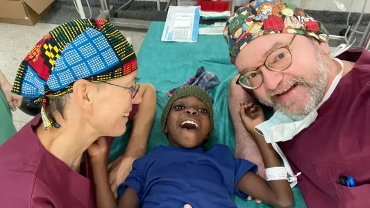Dr. M. Triebel und Dr. K. Schwender mit gut gelauntem Patienten