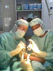 Dr. S. Oehler und Dr. G. Mungure 
