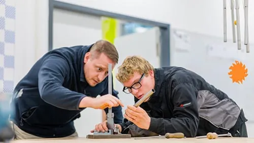 Ausbilder erklärt Azubi etwas