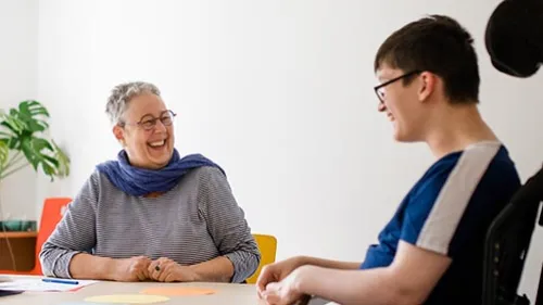 Fachdienst bespricht mit Azubi einen Plan