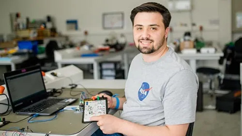 Elektroauszubildender bei der Arbeit