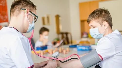 Auszubildende messen Blutdruck