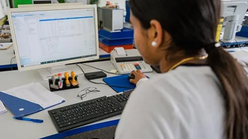 Auszubildende arbeitet am Computer