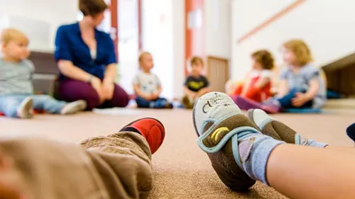 Kinder beim Morgenkreis