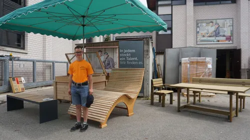 Mann steht vor Holzliege