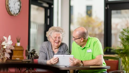 Eine Frau und ein Mann sitzen lachend zusammen