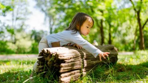 Kind pflückt Grashalm