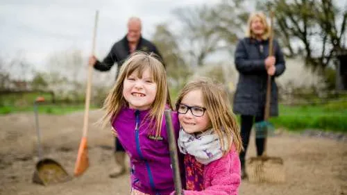 Zwei Mädchen lachen