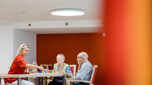 Drei Menschen in einer Gruppe