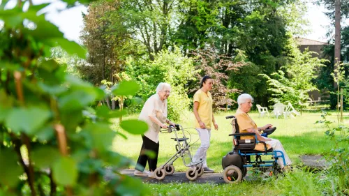Drei Menschen im Garten