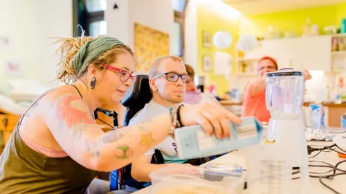 Eine Frau experimentiert