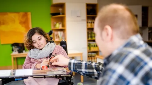 Zwei Menschen spielen Karten