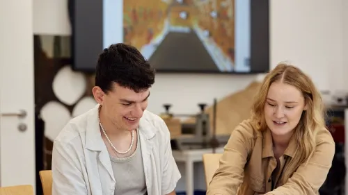 Lernende im Kunstunterricht