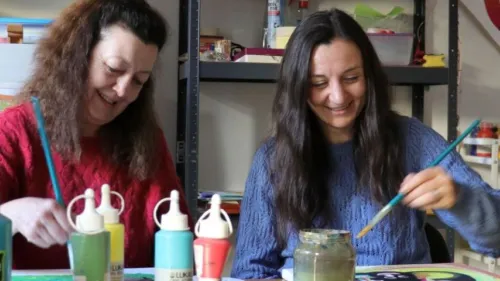 Kunstpädogin und junge Frau beim Malen