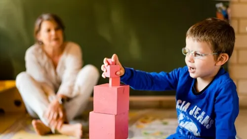Ein Junge stapelt Bauklötze