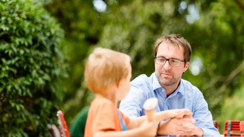 Bereitschaftspflegevater mit kleinem Jungen
