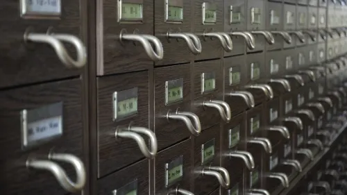 Viel kleine beschriftete Schubladen aus Holz