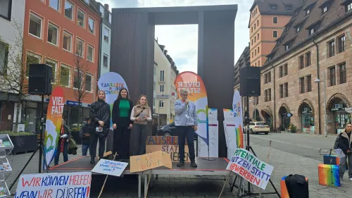 Kundgebung auf der Bühne