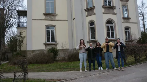 Lernende vor dem neuen Schulgebäude der Dörflervilla