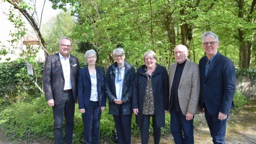 Mitarbeitende nebeneinander