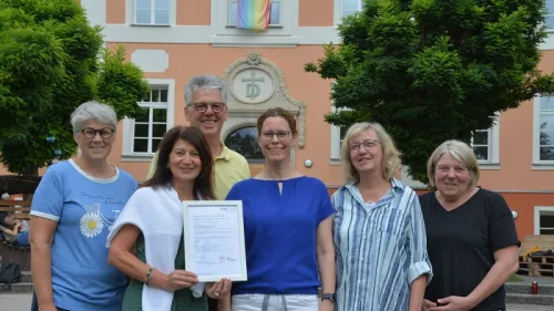 Schulleitungen erhalten AZAV Zertifkat