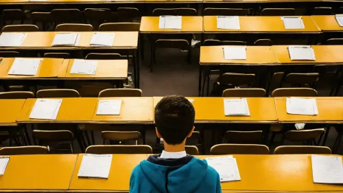 Lernender im leeren Klassenzimmer