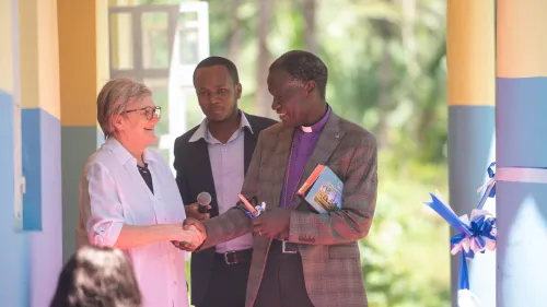 Dr. Annemarie Schraml, Frank Medarakini (Schulleitung) und Bischof Elios Kitoi Nasari (Diözese Meru) bei der Einweihung der Englisch Medium School 