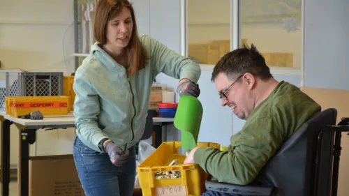 Teamwork in der Werkstatt - Foto: Lisa Vogel