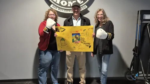 Im Bild (von links): Mirjam Dressendörfer, Fundraising Rummelsberger Diakonie, Markus Zinke, Geschäftsführer von Warriors Home – Die Heldenschmiede und Manuela Ostermeier, Leiterin der Rummelsberger Jugendhilfe in Roth bei der feierlichen Spendenübergabe Mitte März. Foto: Warriors Home