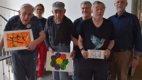 Auf dem Foto sieht man vorne die drei Wurzhofkünstler. In der hinteren Reihe Diakonin Christine Meyer, Andreas Brückner und Diakon Peter Barbian