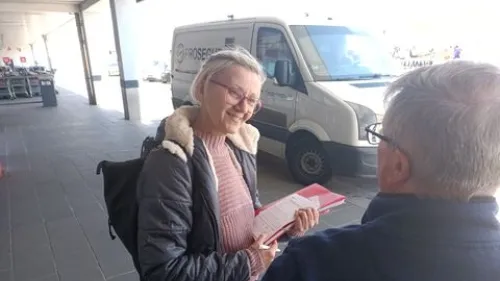 Lernende befragen auf der Straße