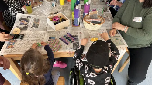 Kreativ und inklusiv: Beim Sommerfest zum 100-jährigen Jubiläum des Wichernhauses Altdorf wurde gemeinsam gebastelt – generationenübergreifend und mit viel Freude.