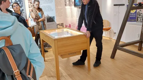 Dr. Thomas Greif führt durch das Diakoniemuseum