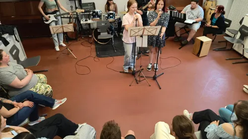 Schülerband tritt auf