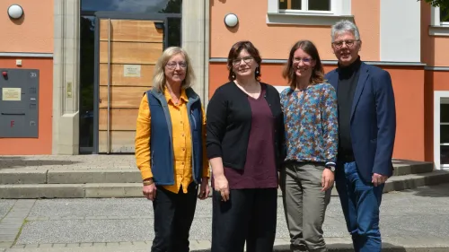 v.l.n.r.: Diakonin Susanne Stöcker, Kaisa Korhonen, Diakonin Tina Dehm und Diakon Christian Oerthel vor der Fachakademie für Sozialpädagogik in Rummelsberg