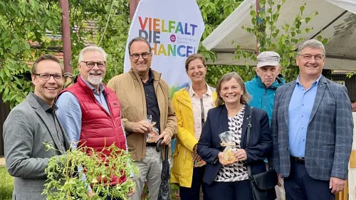 Stefan Schurkus, Leiter Wurzhof, Regionalleiter Diakon Volker Deeg, Ulrich Bethcke, Präsident des Lions Club Altdorf, Kathrin Braunwarth, Schlossapotheke Postbauer-Heng, sowie Pfarrerin Gabriele Geyer, Adolf Graf und Manfred Göhring, ebenfalls Lions Club Altdorf (v.l.n.r.)