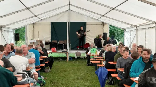 Axel Schuhmann sorgte im Festzelt mit seiner Livemusik für gute Stimmung.