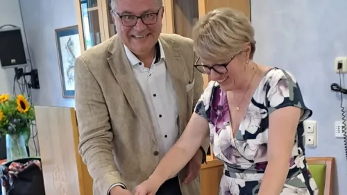 Vorstand Karl Schulz und Regionalleiterin Sibylle Spindler schneiden die Geburtstagstorte an