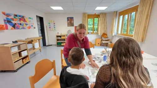 Beim Kinderschminken ging es zunächst an die Motivauswahl. 