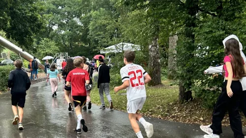 Schüler*innen laufen Runden - beim Spendenlauf am Auhof