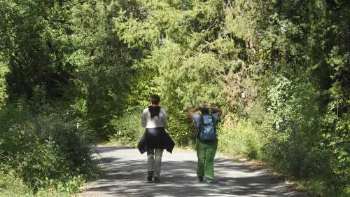 Zwei Frauen auf dem Weg