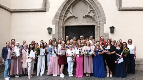 In feierlichem Rahmen zelebrierten die Absolvent*innen der Berufsfachschule für Pflege und Altenpflegehilfe Weißenburg ihre erfolgreich abgeschlossene Ausbildung.