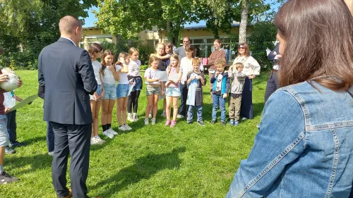 Die Kinder aus der Ferienbetreuung haben viele Fragen an Landrat Armin Kroder