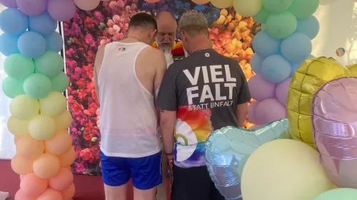 Jede*r konnte sich im Zelt der Rummelsberger Diakonie am Kornmarkt segnen lassen - ein „Segen-to-go“. Brüdersenior Peter Barbian und zwei Rummelsberger Diakone waren Samstag im Auftrag der Liebe im Einsatz.