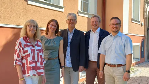 v.l.n.r.: Schulleiterin der Fachakademie für Sozialpädagogik in Rummelsberg Susanne Stöcker, Bildungsreferentin Diakonin Tina Dehm, Fachlicher Leiter Berufliche Schulen Diakon Christian Oerthel, Fachbereichsleiter Thomas Bärthlein und Landtagsabgeordneter Werner Stieglitz (CSU). 